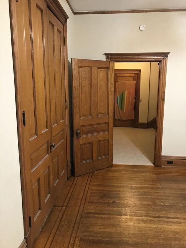 Building Photo - Precious 5 Bedroom 2 Bathroom Home in Sout...