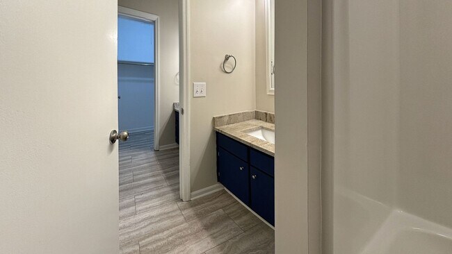 Building Photo - 2 bed / 1 bath ~ Just off of HWY 61