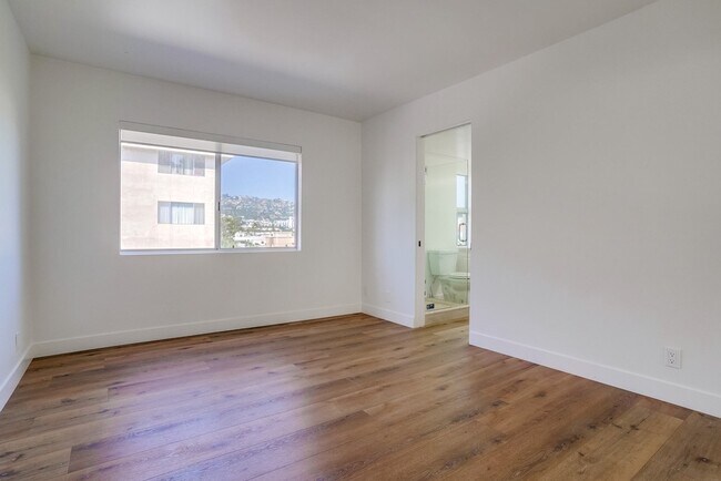 Building Photo - 435 N Oakhurst Dr