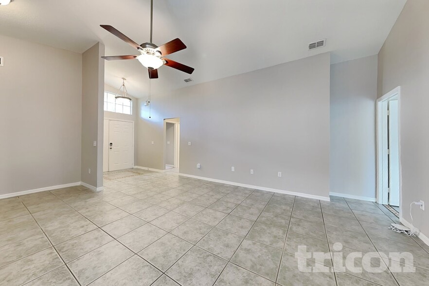 Building Photo - 7641 Manor Dr