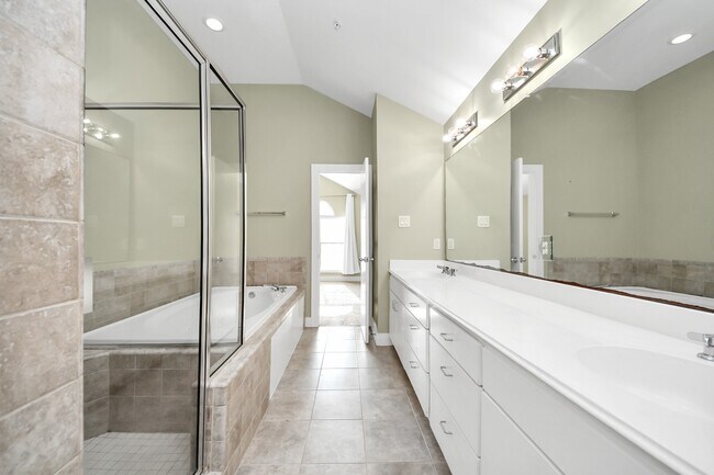 Building Photo - 8715 Meadowcroft Dr