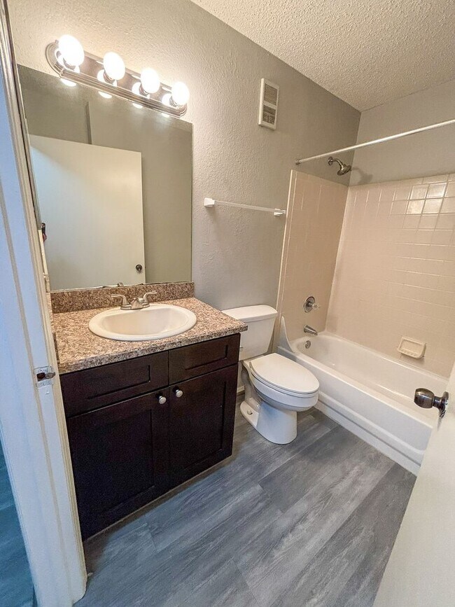 Building Photo - Windsor Park #317 - Pet Friendly!