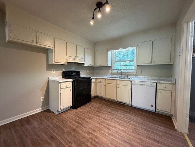 Building Photo - Nice 3/1.5 House in Silver Creek- $1,295
