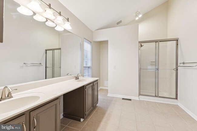 Building Photo - 507 Foxridge Dr SW