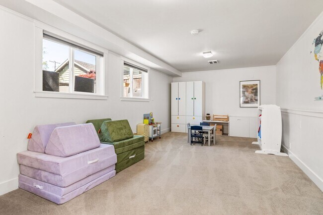 Building Photo - 5bd/2.75ba Seattle Home