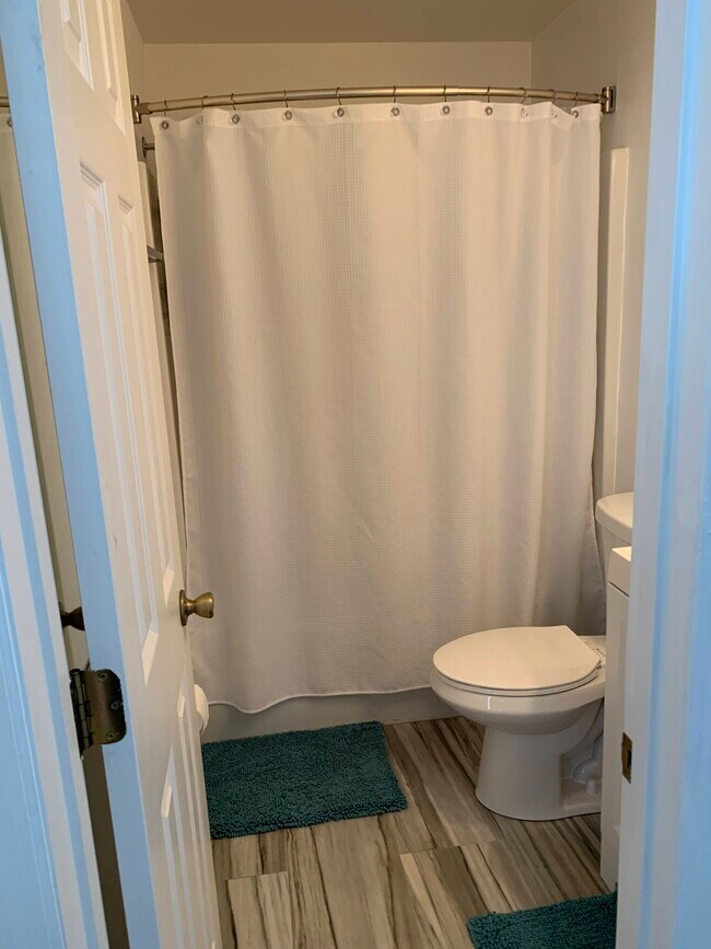 Building Photo - 993 E 13th Sq