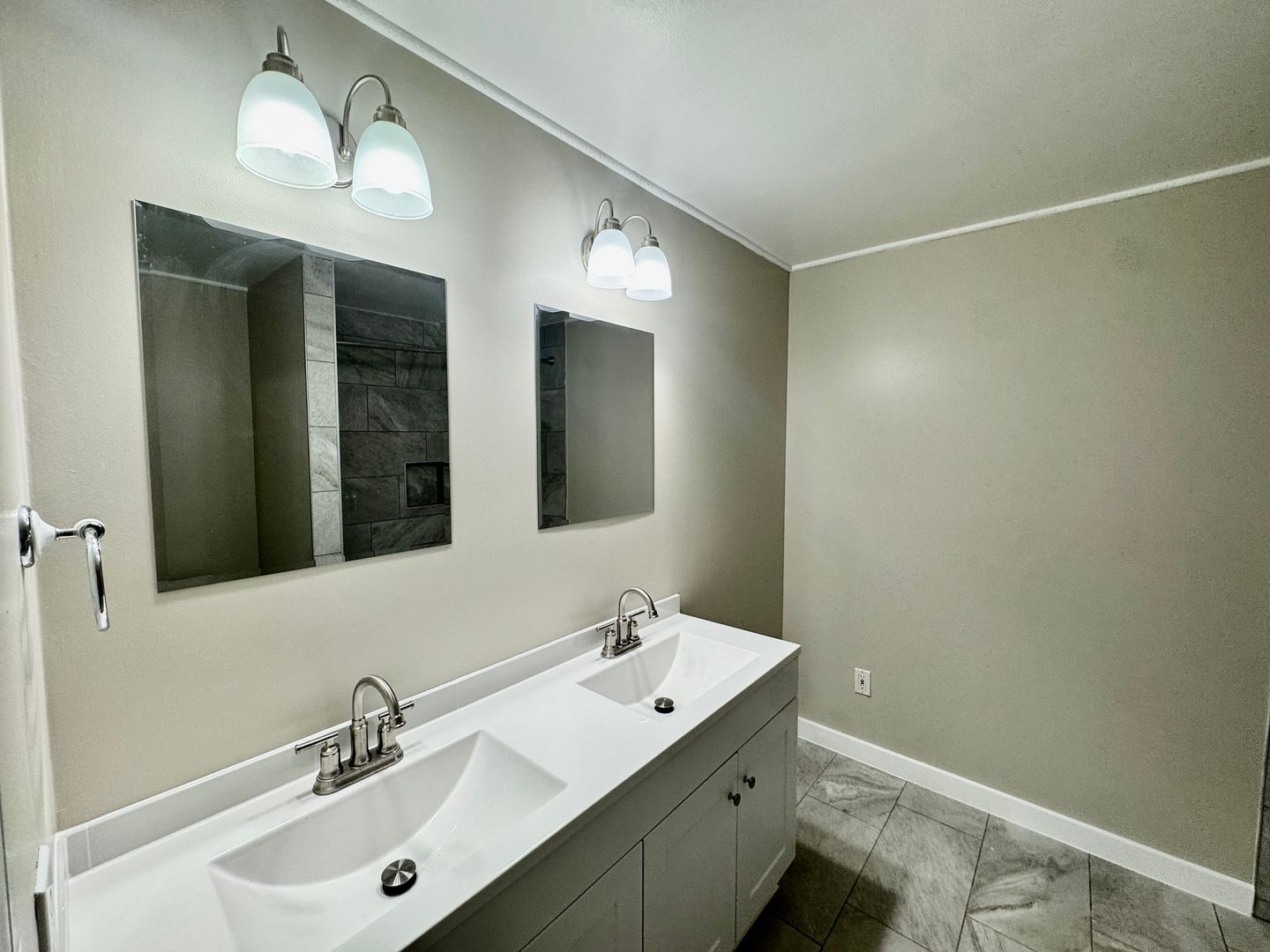 Building Photo - Bellevue Townhouse!!