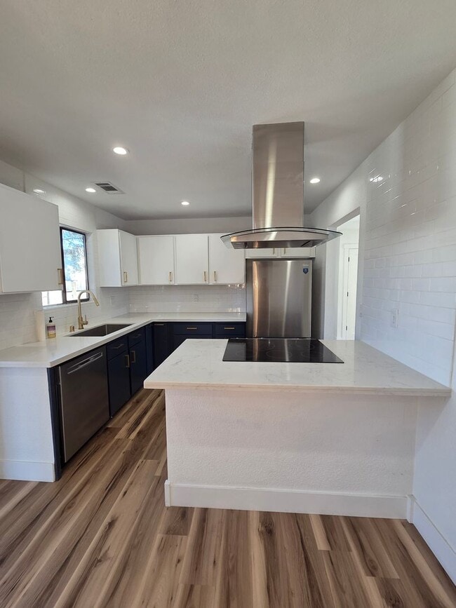 Building Photo - Must see! Conveniently located 3 bedroom with pets considered