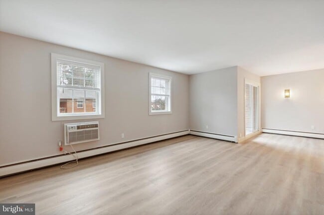 Building Photo - 176 W King St