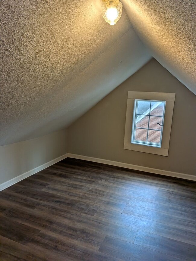 Building Photo - Cool 3 bed 2 bath House in Jeff City