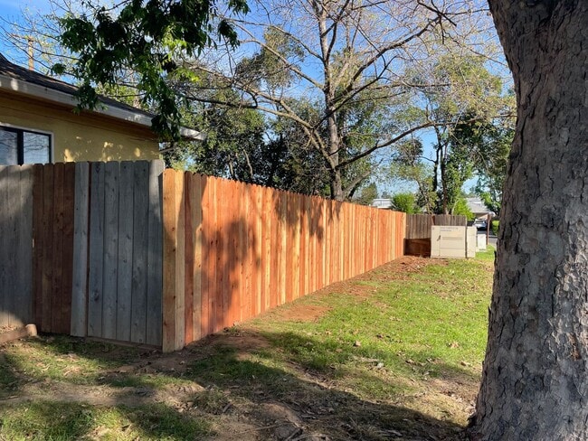 Building Photo - Great house of 4 rooms and 2 bath