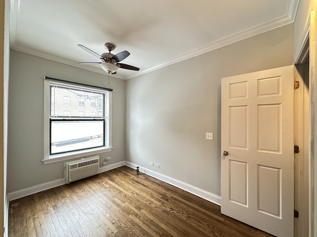 Building Photo - 726 W Addison St