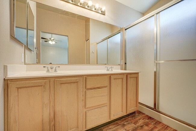 Building Photo - AVAILABLE NOW!!!!!