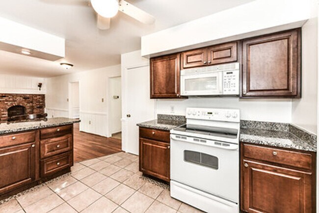 Building Photo - Spacious 4 Bed 2/2 Bath Home with Park-Lik...