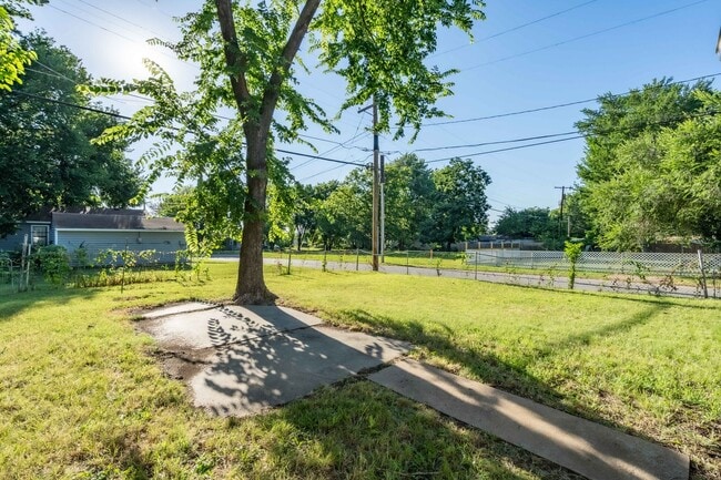 Building Photo - 1 Bed | 1 Bath | $975