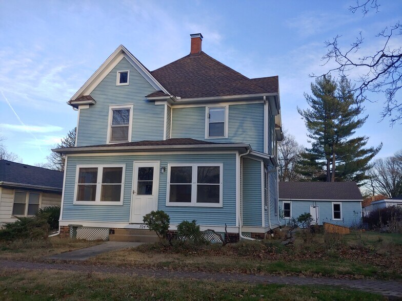 Front porch entrance to 2nd floor apartment - 704 S Broadway Ave
