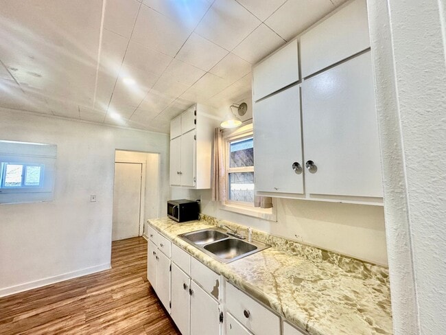 Primary Photo - 2bdrm, 1 bath Cozy Cottage with fenced yard