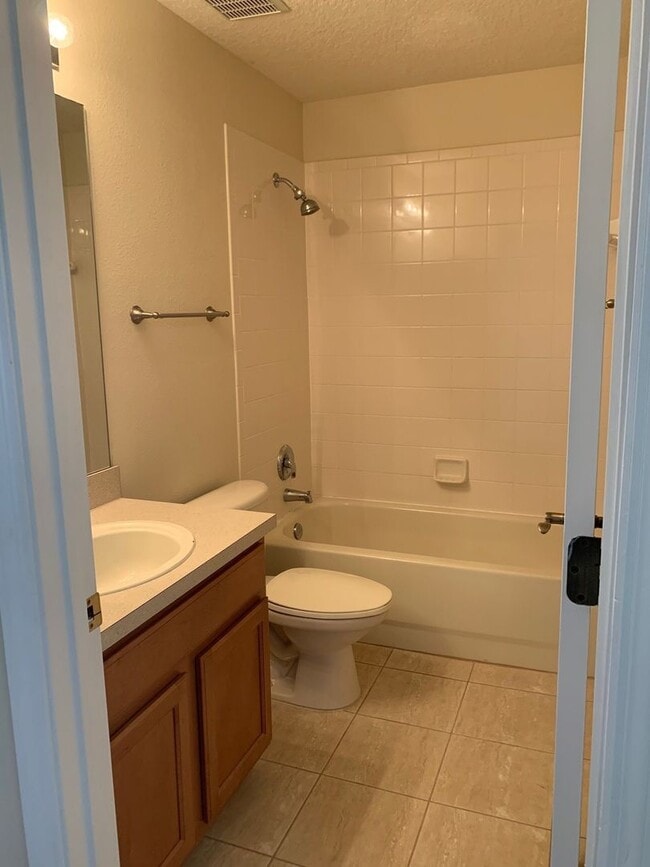 Building Photo - 3bed / 2.5 bath, 2-story townhome with 2-c...