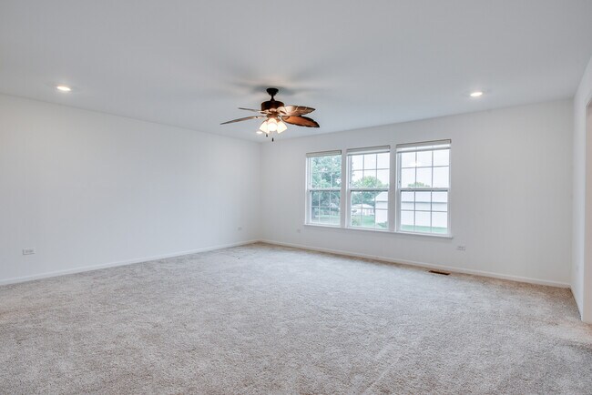 Building Photo - 205 Tinana St