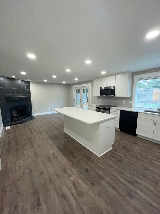 Building Photo - Newly Remodeled and updated Home near Fann...