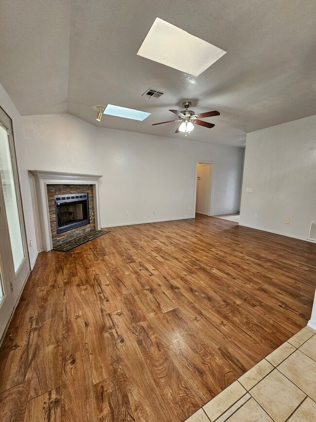 Building Photo - (3) Bed/(2) Bath in SW OKC/Moore Avail NOW! Pet Negotiable!