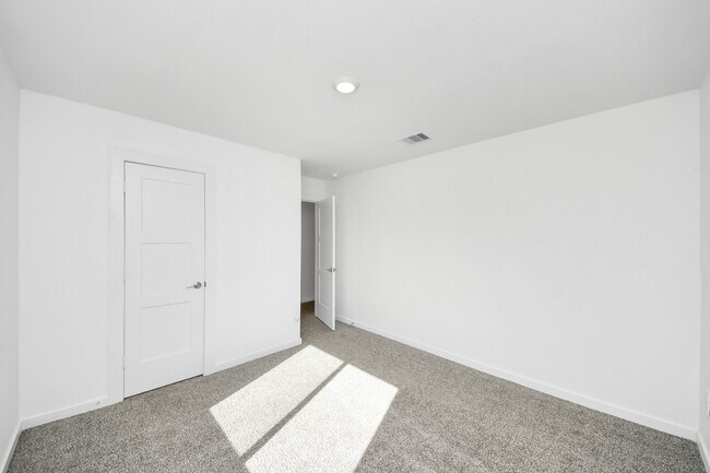 Building Photo - 10438 Plateau Pt Trl