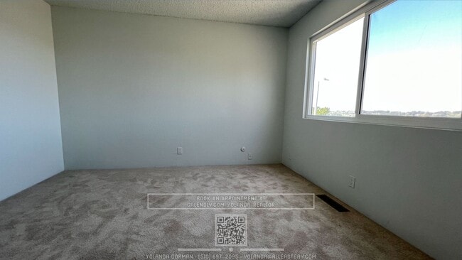 Building Photo - Beautifully 3BR Townhome with Huge Loft St...