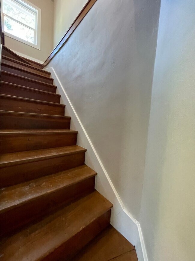 Building Photo - Newly Remodeled 2 Bed 1.5 Bath Home will Large Oversized 2-Stall Garage!
