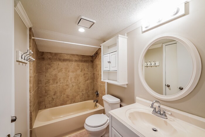 Building Photo - 356 Lakeshore Cir