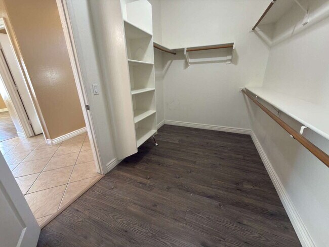 Building Photo - "Charming 3-Bedroom Oasis with 2 Baths and 1,711 Sq Ft of Comfort in Phoenix!"