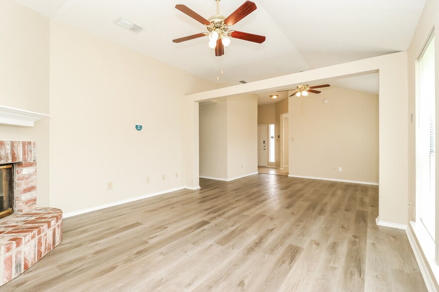 Building Photo - 4001 Periwinkle Dr