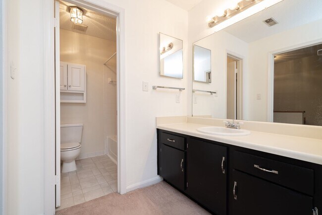 Building Photo - Fantastic Location! Chapel Hill 2 Bedroom ...