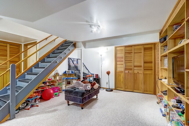 Building Photo - Charming Bi-Level Home in Sunset Village -...