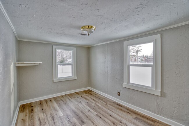 Building Photo - Crisp Remodeled 3-Bdr in Heart of Sisters! ***Move-in Special***