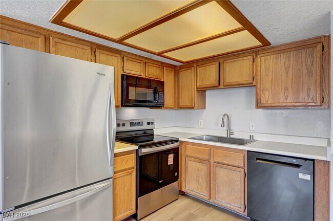 Building Photo - 913 Falconhead Ln