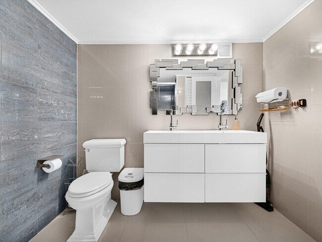 Building Photo - 2049 S Ocean Dr