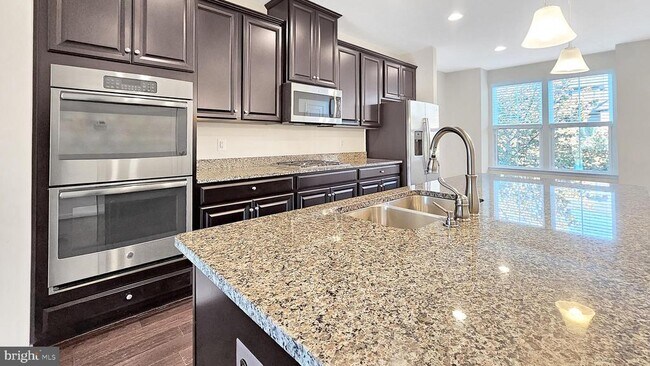 Building Photo - 43369 Southland St