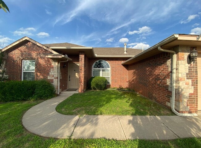 Building Photo - First Month Free!  Recently Remodeled!