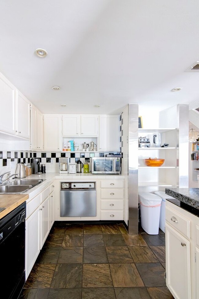 Building Photo - Super fun remodeled Apartment