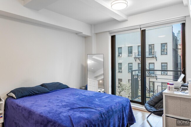 Building Photo - 402 W 50th St