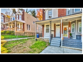 Building Photo - 2220 Lyndhurst Ave