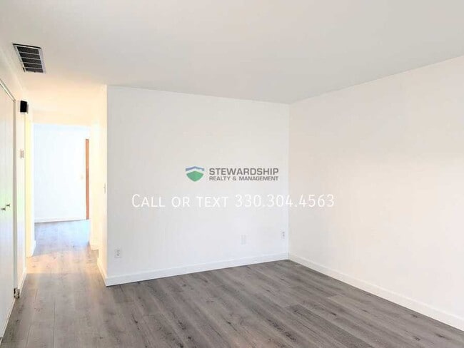 Building Photo - 372 Oak Mnr Ave NE