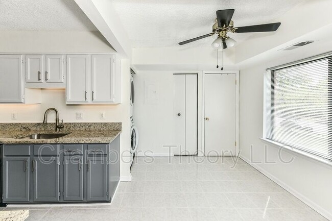 Building Photo - 10204 Bushman Dr