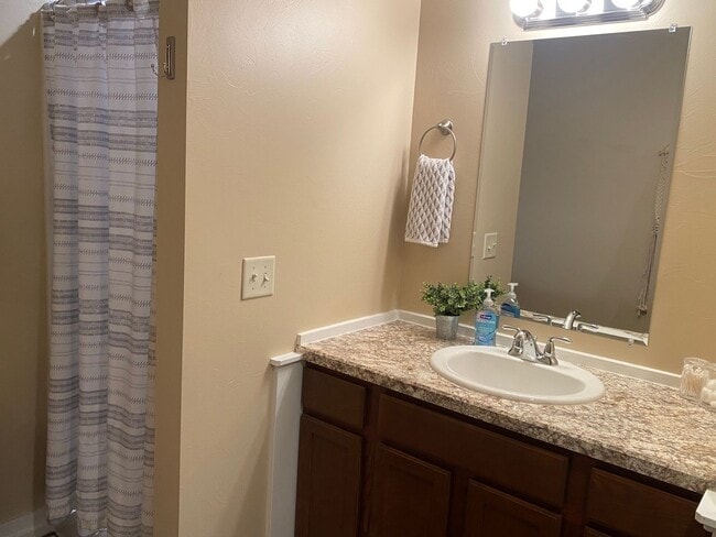 Building Photo - Fully Furnished Cozy Unit in Four Corners!