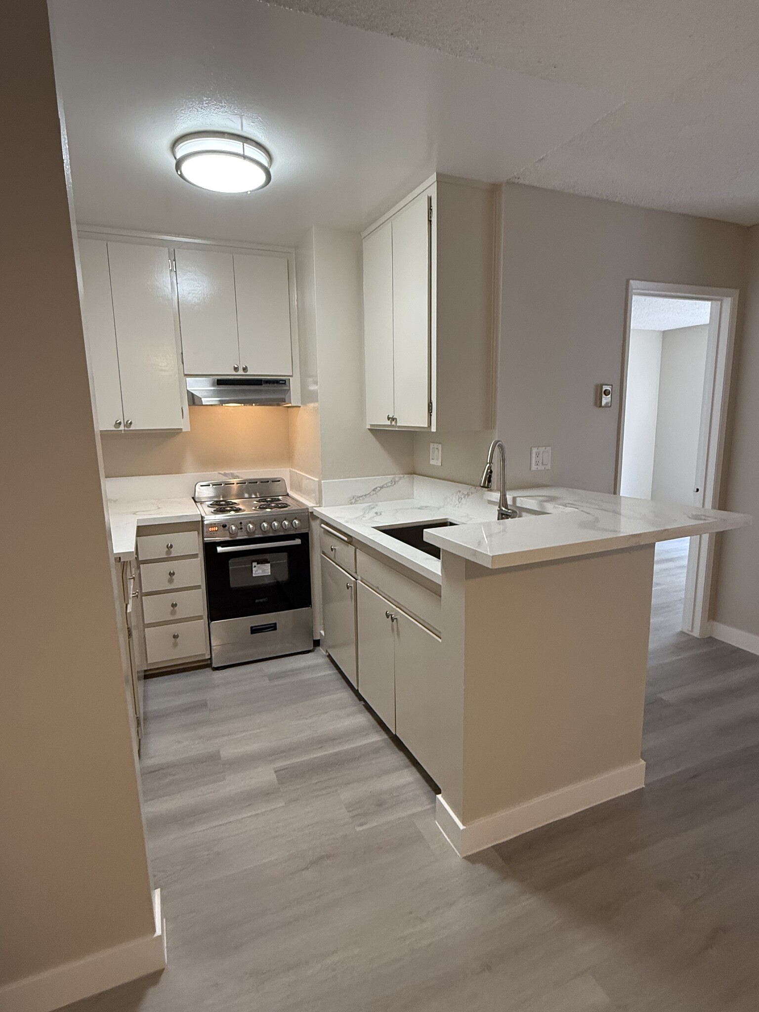 Building Photo - 256 S La Fayette Park Pl