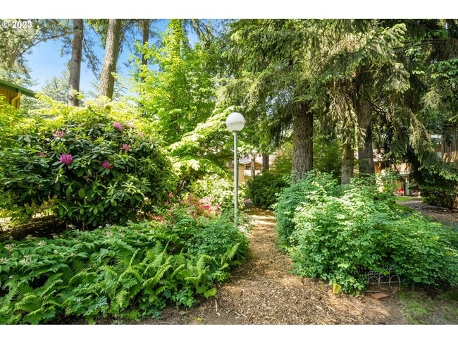 Building Photo - 2Bd/2Ba Second Floor Condo in SE with Washer & Dryer, 2 Car Dethatched Garage and a Serene Courty...