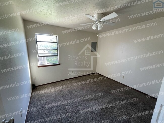 Building Photo - 1912 SW D Ave