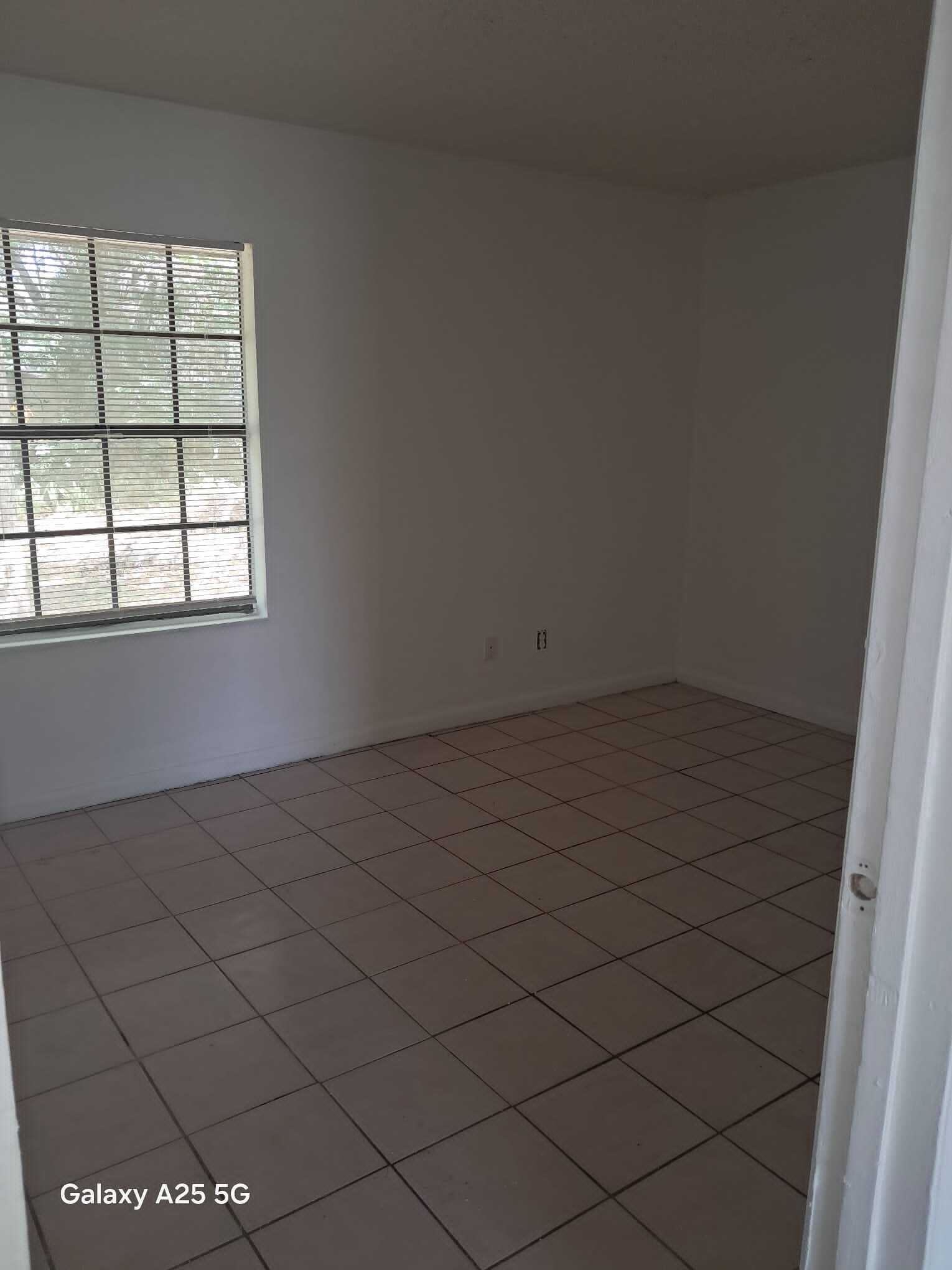 Building Photo - 810 Meadowbrook Dr