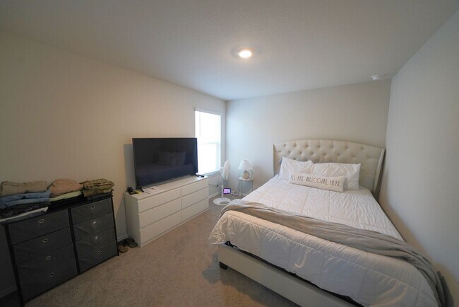 Building Photo - Like-New Home in Applewood Neighborhood. Realtor Commission: $600