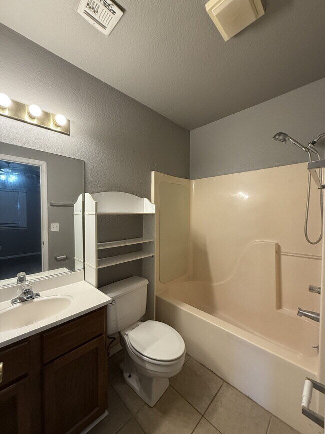 Building Photo - 3BR/Ba duplex in Branson West